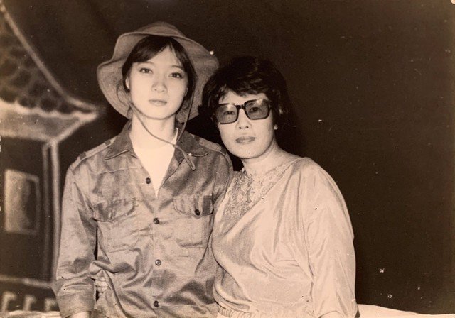 NSND Lê Khanh chụp hình kỉ niệm cùng người thầy là đạo diễn - NSND Phạm Thị Thành.