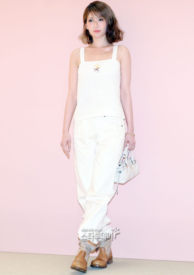 Jeon Somi rạng rỡ như búp bê Barbie khi dự show ngày 12/3.