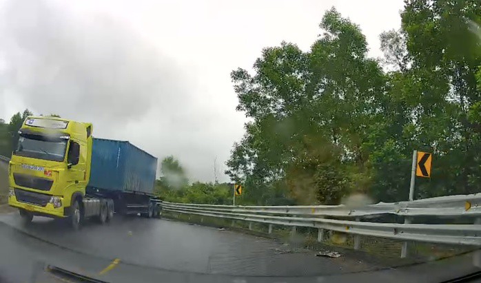 Phần đuôi chiếc xe sơ mi rơ - moóc bắt đầu trượt ngang đường, ngay tại trước đầu ô tô con. Ảnh chụp màn hình.