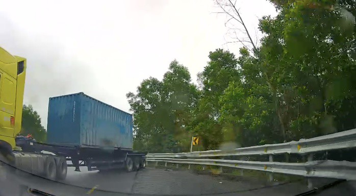 Rơ-moóc xoay 45 độ sang phần đường của ô tô con di chuyển.