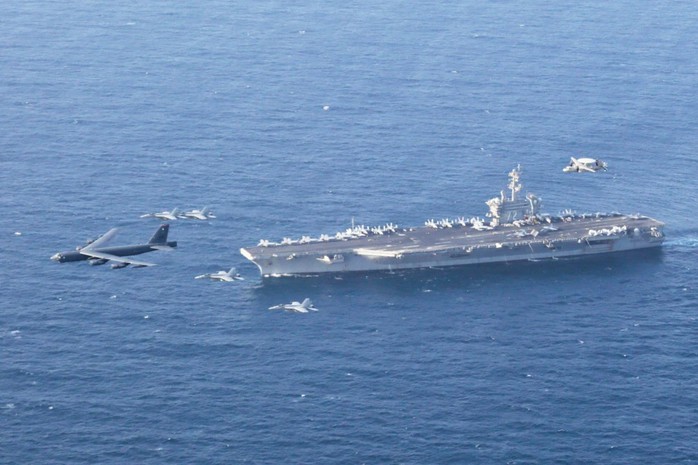Mỹ nổ súng khi tàu Iran áp sát tàu sân bay USS Abraham Lincoln - 1
