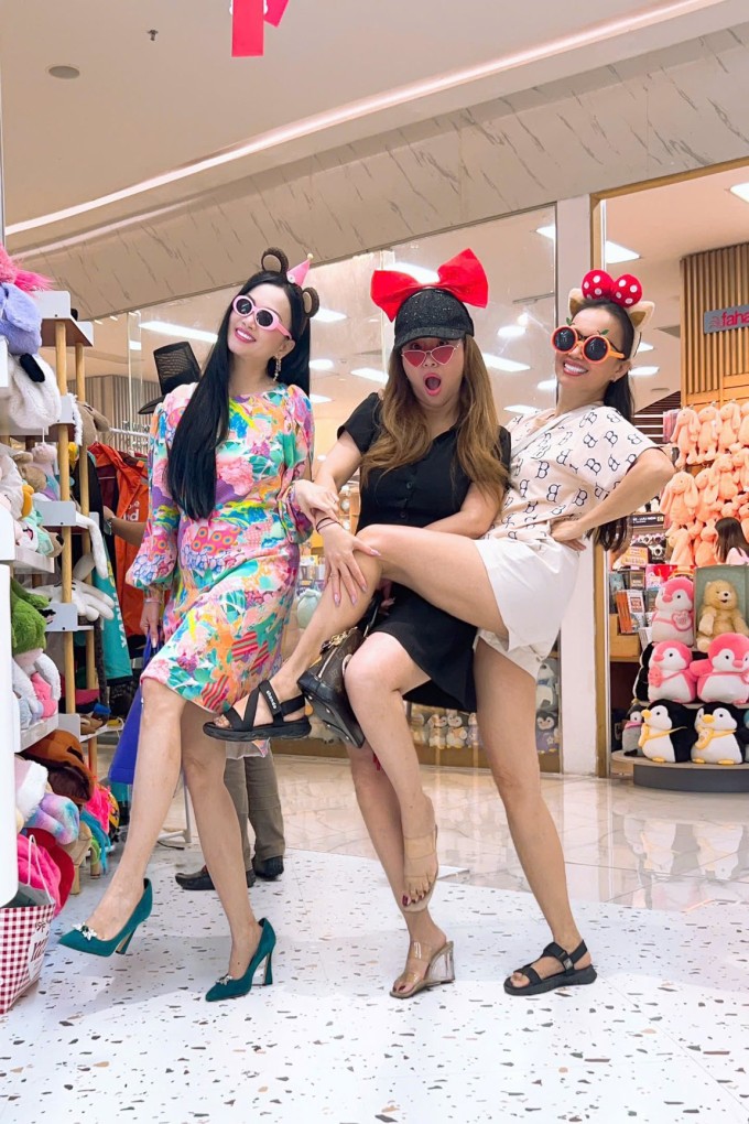 Ảnh sao 13/3: Ba chị em Cẩm Ly - Hà Phương - Minh Tuyết nhí nhố bên nhau - 1