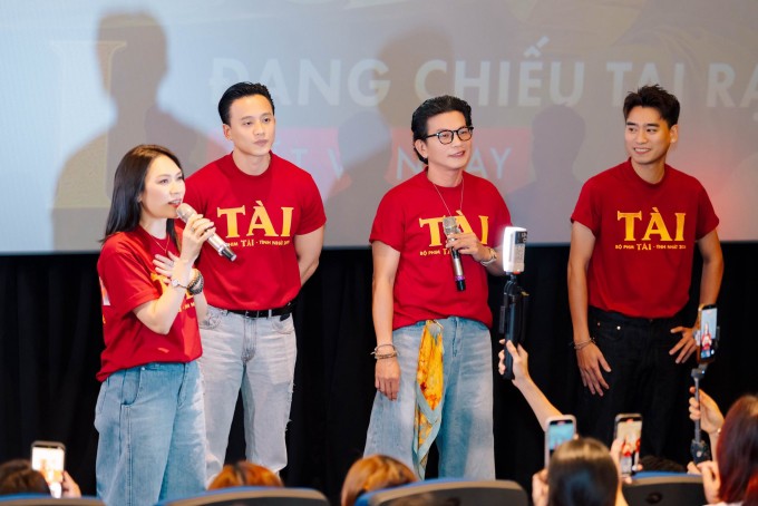 Mỹ Tâm, Mai Tài Phến và các thành viên đoàn phim 'Tài' khi giao lưu với khán giả Hà Nội hôm 12/3.