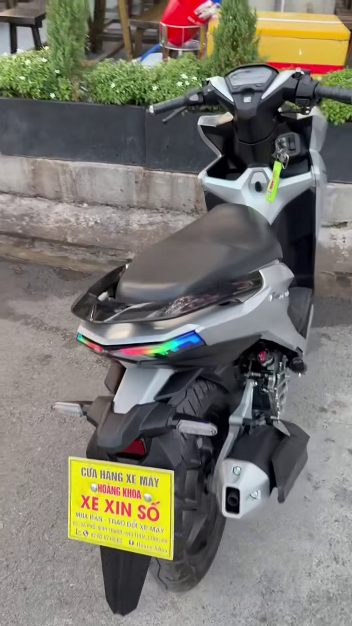 Nam nhân viên phục vụ quán được bạn làm chung tặng tiền mua xe máy sau khi người bạn đó trúng độc đắc 18 tỉ đồng. Ảnh cắt ra từ clip