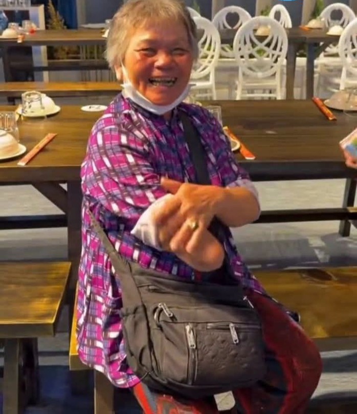 Cụ bà bán vé số đã bán trúng giải độc đắc cho anh Phát. Ảnh cắt ra từ clip