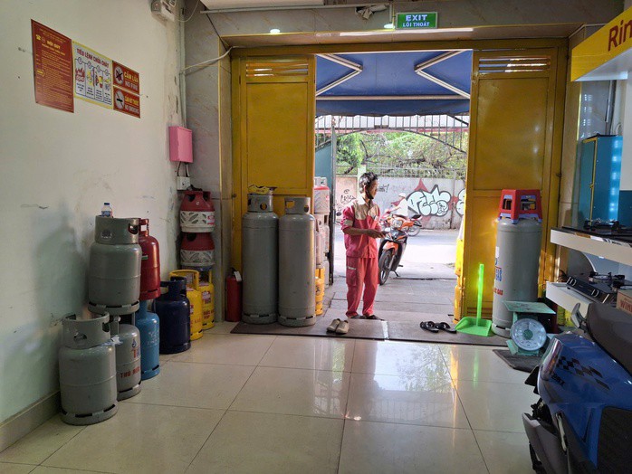 Bên trong một đại lý gas với số lượng bình gas ít hơn thường lệ