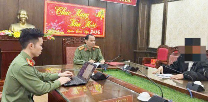 Công an làm việc với N.S.T.. Ảnh: Công an cung cấp