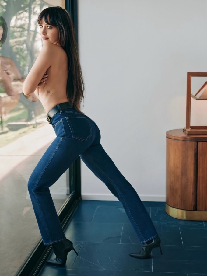 Nữ diễn viên sinh năm 1989 tập yoga và pilates đều đặn để giữ vòng eo thon thả. Ảnh: Calvin Klein