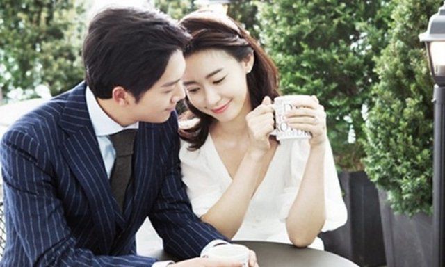 Đàn ông thật lòng sẽ luôn quan tâm bạn nghĩ gì nên họ sẽ không vồ vập khi ở bên cạnh bạn. Ảnh minh họa