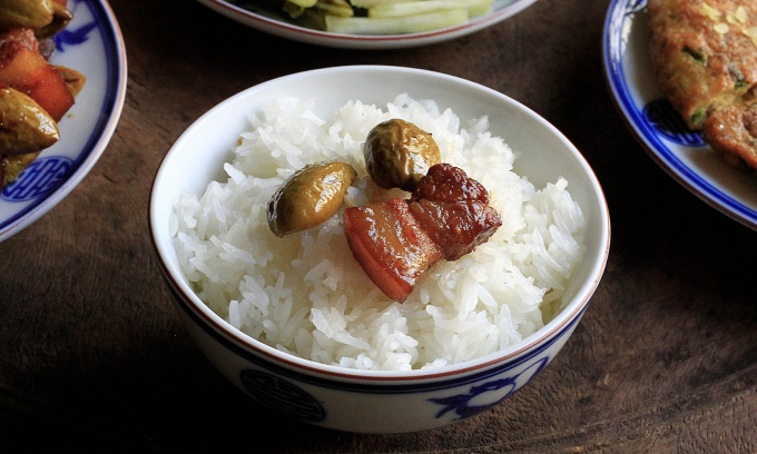 Cơm trắng, mì sợi, bánh mì trắng, bánh ngọt... do thiếu chất xơ nên khiến đường huyết và insulin tăng vọt. Ảnh minh họa: Bùi Thủy