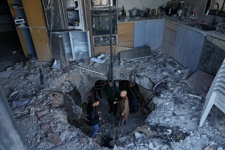 Người dân kiểm tra thiệt hại mà theo họ là do mảnh vỡ của tên lửa của Iran bị đánh chặn rơi xuống tòa nhà ba tầng tại thị trấn Biddya, phía tây Salfit.