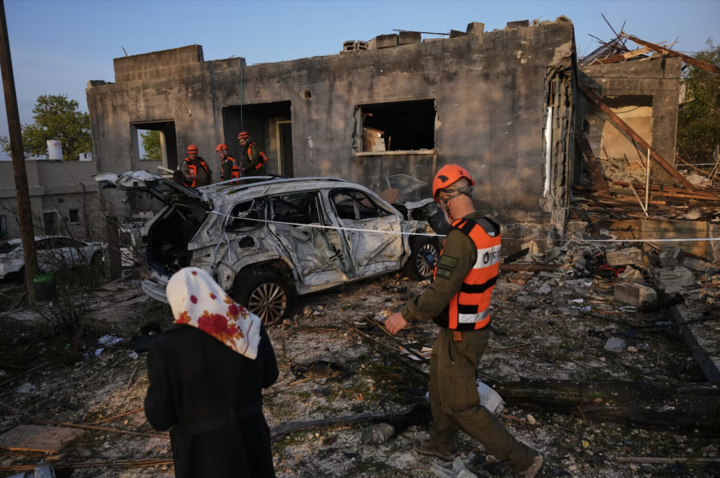 Trong khi đó, quân đội Israel cho biết máy bay chiến đấu của Israel tấn công hơn 200 mục tiêu trên khắp miền tây và trung Iran trong ngày hôm qua.