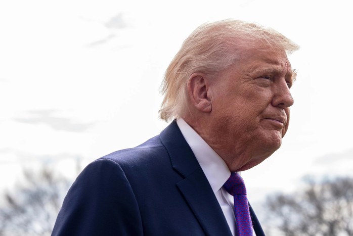 Tổng thống Mỹ Donald Trump trả lời báo chí trước khi lên trực thăng Marine One rời Nhà Trắng ngày 11-3. Ảnh: AP