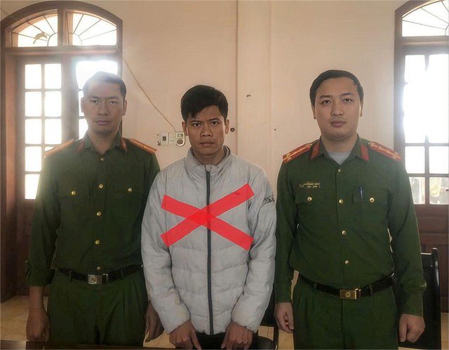 Đối tượng Huấn (dấu X) tại cơ quan công an.