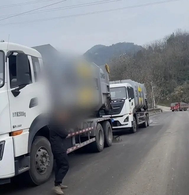 Một chiếc xe rác đã được giữ lại để phục vụ cho việc tìm kiếm số vàng bị mất. Ảnh: Sohu