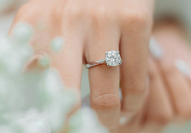 Trang sức vàng trắng cũng là xu hướng rất thịnh hành nhất là đối với các bạn nữ trẻ, phong cách hiện đại.