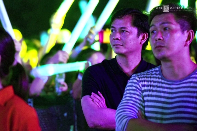 Chu Đăng Khoa (áo đen) âm thầm cổ vũ cho bạn gái là ca sĩ hạng A trong một đêm nhạc tháng 7/2016. Ảnh: Giang Huy