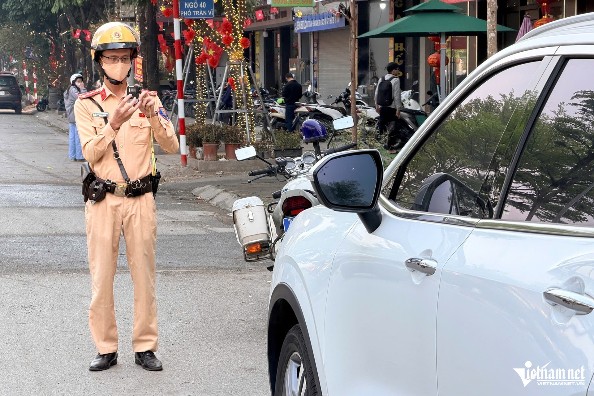 Tài xế chây ì đỗ nơi có biển cấm ở Hà Nội, CSGT xử lý cả Lexus LX600 và xe lu - 5