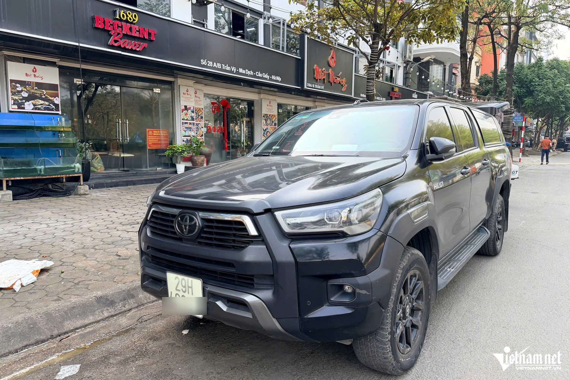 Tài xế chây ì đỗ nơi có biển cấm ở Hà Nội, CSGT xử lý cả Lexus LX600 và xe lu - 6