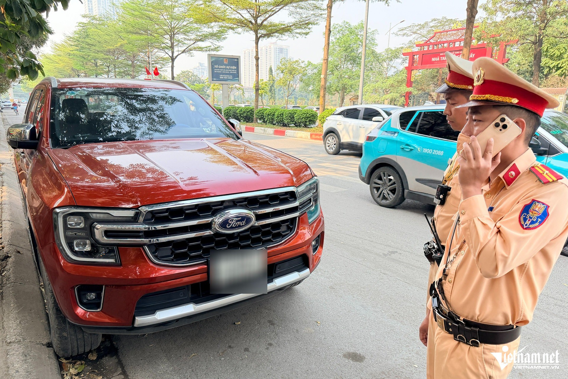 Tài xế chây ì đỗ nơi có biển cấm ở Hà Nội, CSGT xử lý cả Lexus LX600 và xe lu - 9