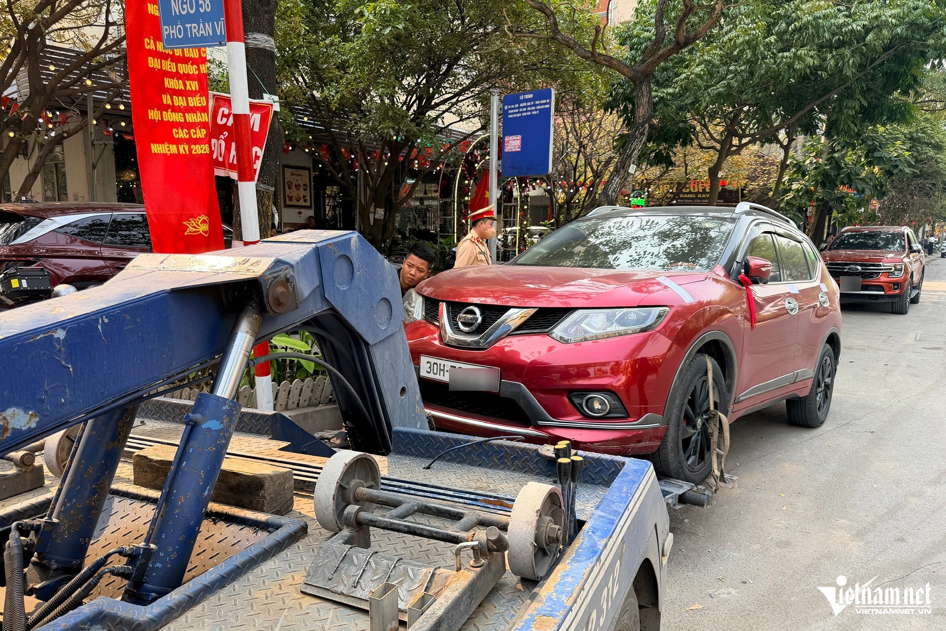 Tài xế chây ì đỗ nơi có biển cấm ở Hà Nội, CSGT xử lý cả Lexus LX600 và xe lu - 10