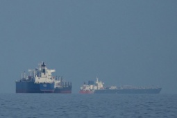 Mỹ có động thái lạ với dầu của Nga