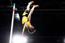 “Người bay” phá kỷ lục thế giới lần thứ 15: Hóa triệu phú đô la nhờ câu dầm 1 cm