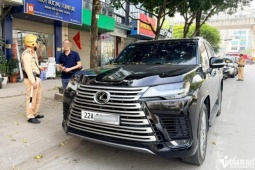 Tài xế chây ì đỗ nơi có biển cấm ở Hà Nội, CSGT xử lý cả Lexus LX600 và xe lu