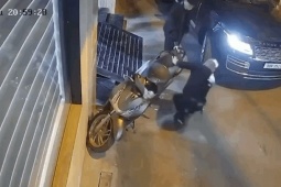 Xác minh clip tài xế Range Rover chọc thủng lốp xe máy SH đỗ chắn đường