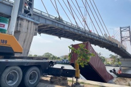 Xử lý “tàu khủng” vướng đứt dây điện, rơi container xuống dòng kênh Chợ Gạo