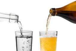 Vì sao uống cả chục lon bia dễ hơn uống vài chai nước lọc?