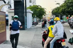 Sinh viên nháo nhác vì bãi xe bất ngờ đóng cửa, trường đại học chuyển hướng học online