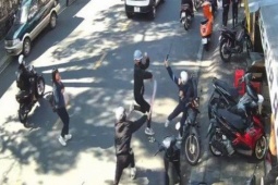 Nhóm học sinh 'truy sát' nhau trước cổng trường