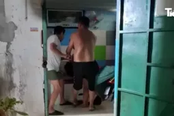 Clip: Người phụ nữ bị hàng xóm túm tóc kéo lê ra hành lang hành hung