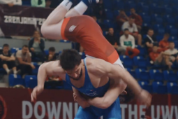 Đô vật Nga tung tuyệt chiêu cực lạ, lật kèo giây cuối khiến đối thủ ngỡ ngàng