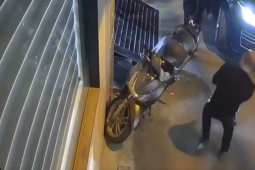 Chọc thủng lốp xe SH dựng bên đường, tài xế xe Range Rover khai gì?