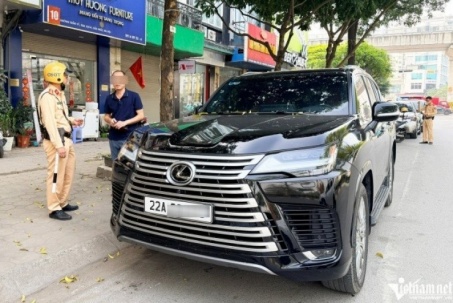 Tài xế chây ì đỗ nơi có biển cấm ở Hà Nội, CSGT xử lý cả Lexus LX600 và xe lu