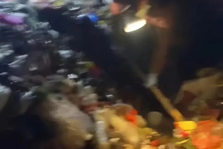 Gia đình trắng đêm bới 10 tấn rác tìm lại số vàng trị giá gần 6 tỷ đồng