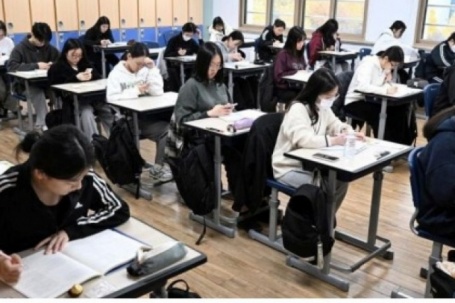 Phụ huynh cùng giáo viên 11 lần trộm đề thi, giúp con gái đứng nhất trường