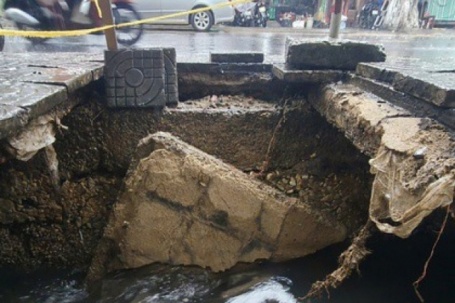 CLIP: Thót tim cảnh vỉa hè bất ngờ “ngoác miệng” khi xe máy vừa rời đi