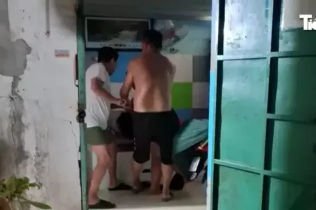 Clip: Người phụ nữ bị hàng xóm túm tóc kéo lê ra hành lang hành hung