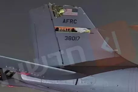 Cận cảnh máy bay Mỹ rách đuôi sau vụ va chạm ở Trung Đông