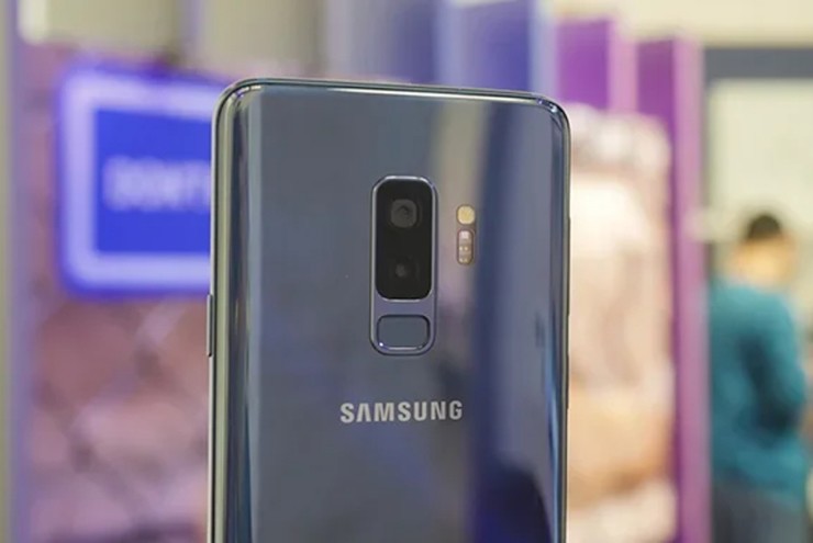 Galaxy S9+ và Huawei Mate 50 Pro đều thử nghiệm với camera có&nbsp;khẩu độ thay đổi.