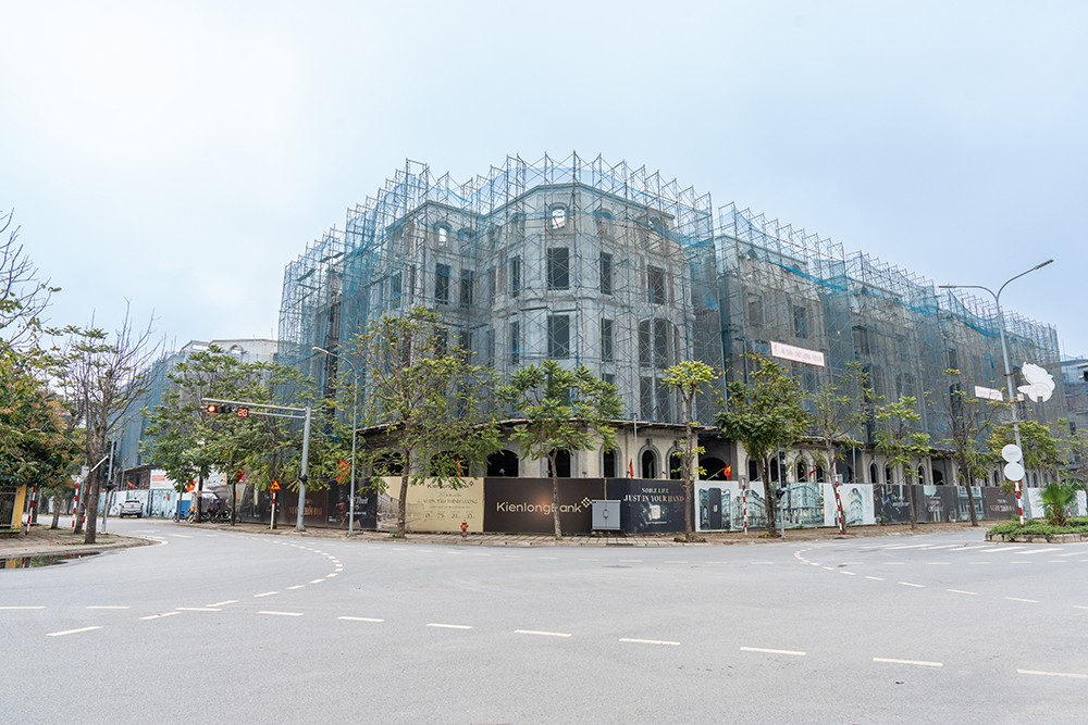 100% dinh thự tại Noble Palace Long Bien đã được cất nóc, đang được đẩy nhanh tiến độ thi công hoàn thiện mặt ngoài, dự kiến bàn giao ngay trong quý 1/2026