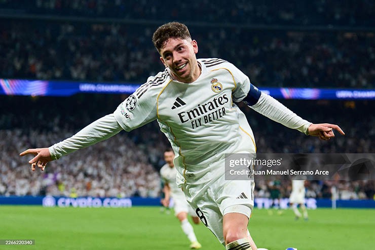 Valverde tỏa sáng rực rỡ trước Man City