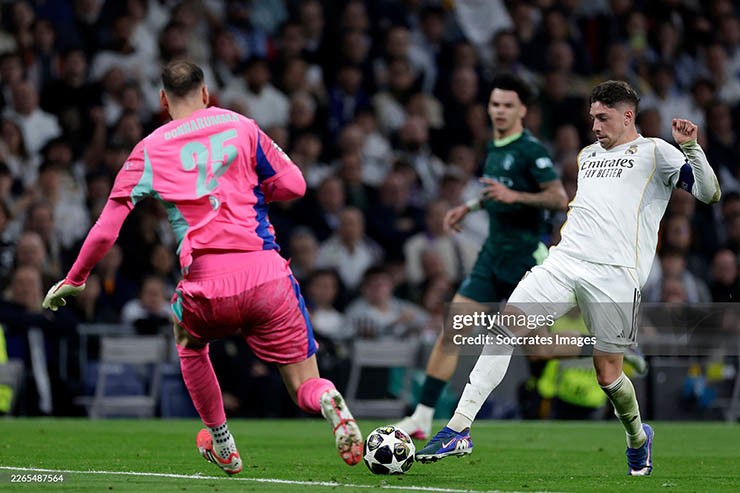 Một mình Valverde "làm gỏi" cả hàng thủ Man City
