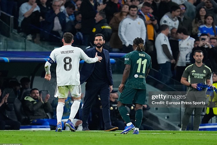 Arbeloa ôm Valverde sau bàn mở tỷ số trong trận Real Madrid – Manchester City.