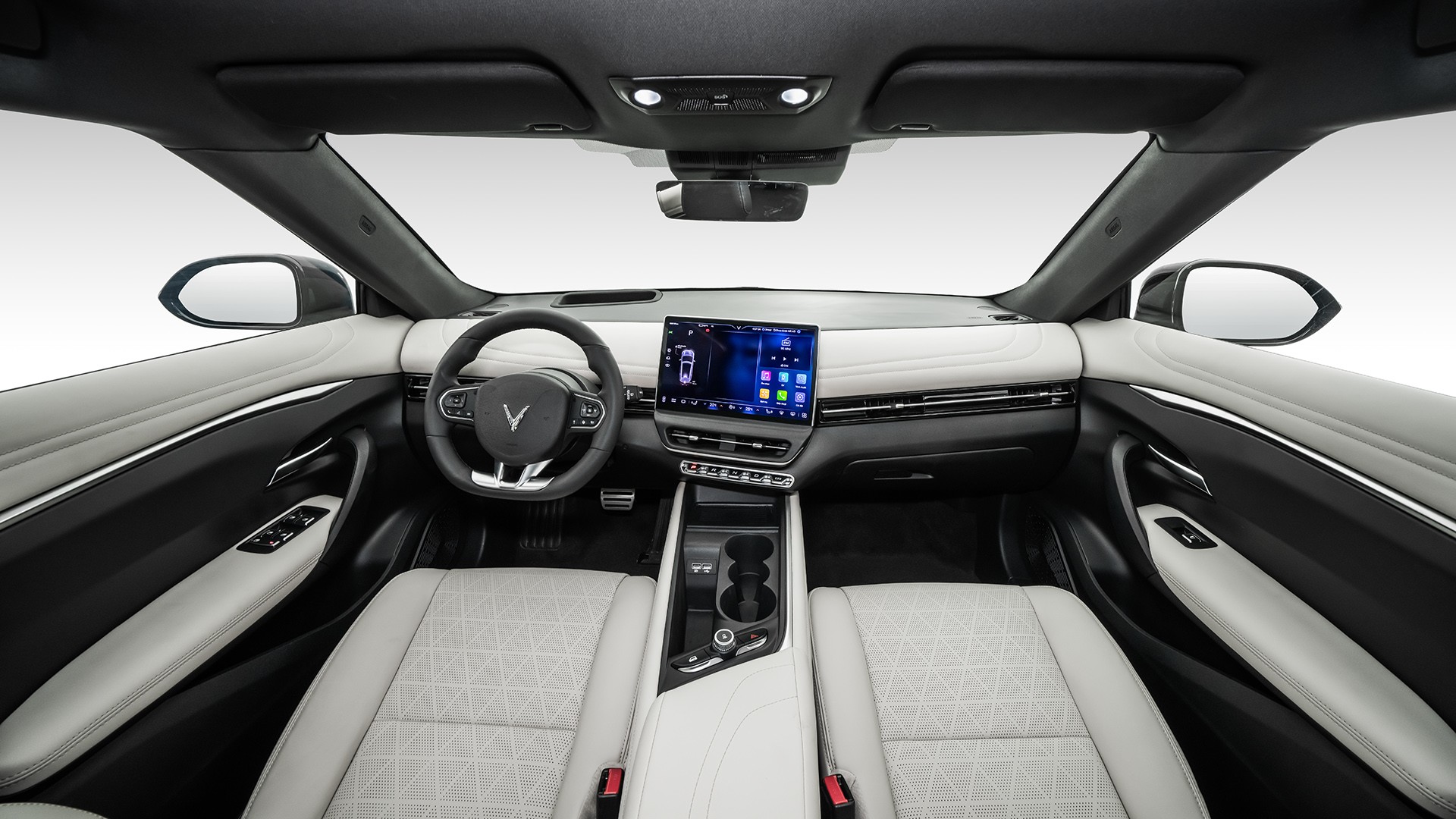 VinFast VF7 thuần điện 100% hay Innova Cross HEV xăng lai điện? - 3