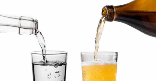 Vì sao uống cả chục lon bia dễ hơn uống vài chai nước lọc?