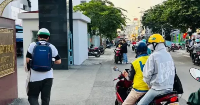 Sinh viên nháo nhác vì bãi xe bất ngờ đóng cửa, trường đại học chuyển hướng học online